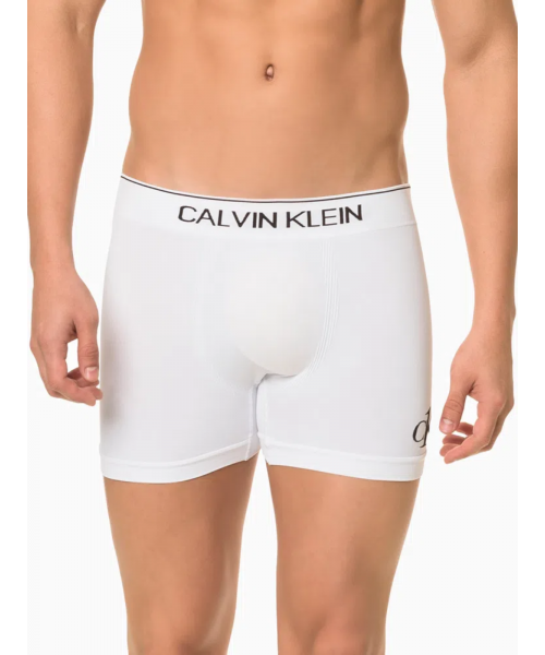 Camiseta Mc Calvin Klein Logo Peito Alto Relevo - Preto - Masculino